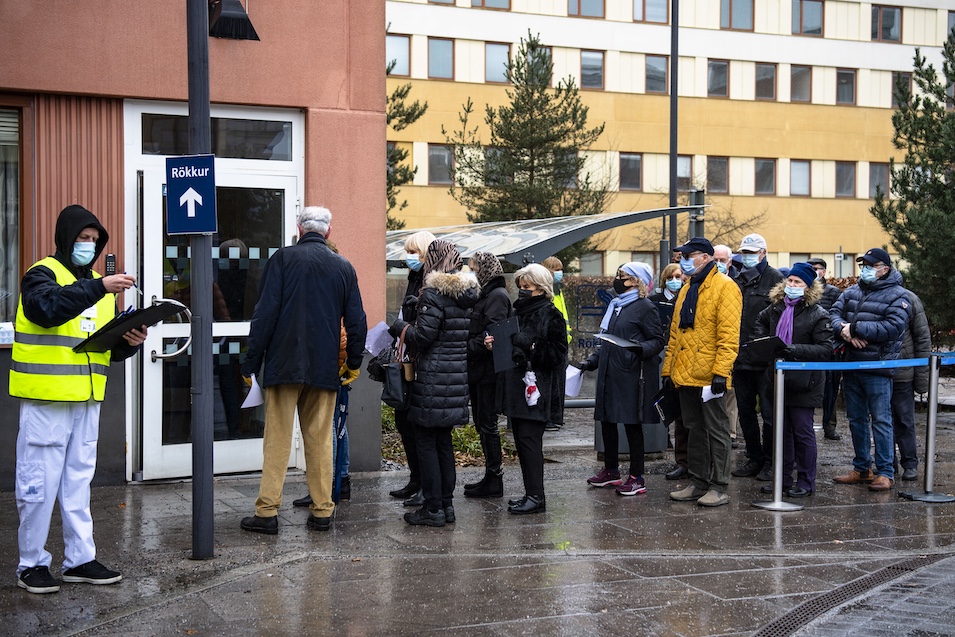 Möjlighet till drop-in vaccination för coronavaccin skapade långa köer, här vid Sabbatsbergs sjukhus 28 mars 2021.