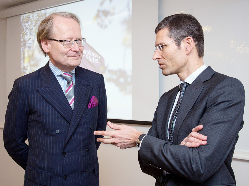 Karolinska Institutets rektor Anders Hamsten och Peter Kurtzhals, forskningsdirektör på Novo Nordisk signerade avtalet.